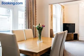 Central Windsor Spacious Three Double BedRooms, Two Living Room, Kitchen Entire Apartment over three floors Steps from Windsor Castle, station, long walk and restaurants Royal Residence Retreat Windsor - Image 5