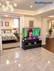 Bright Quiet 2BR 2BA Lower Level Suite Private Entrance Garden Free Parking - Image 5