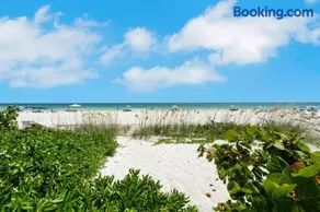 Beachfront Bungalow - Image 5