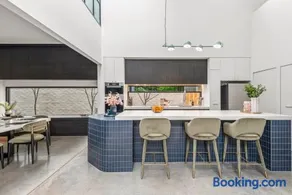 Complete Host Northcote House - Image 4