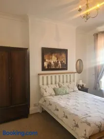 Spacious two bedroom flat, central location - Image 5