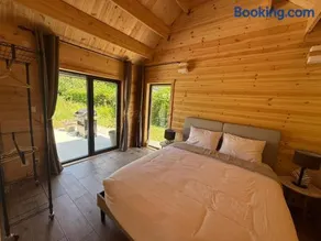 Chalet en bois indépendant, terrasse et accès piscine - Image 1