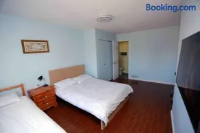 Richmond Airport Cozy Holiday House with free shuttle - Image 2