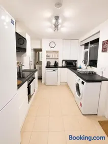 Contractor & Family House Sleeps 8 Free Parking - Image 3