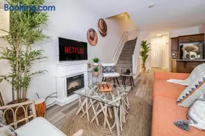 Bali Style Home - King Bed - Fireplace - Jacuzzi - Fast Wi-Fi - Free Netflix & Garage Parking - Image 2