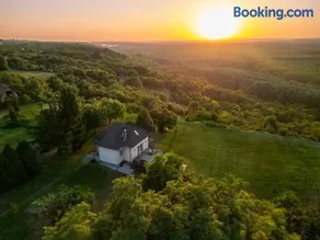 Hilltop House. - Image 1
