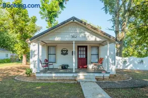The Riverside Cottage Fun 50s Vibe on River Downtown - Image 1