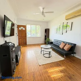 Spacious 3BR Family Home-Parking- Near Liverpool - Image 1
