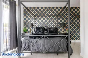Maison Joly Spacious 5BR Home with Pool - Image 5