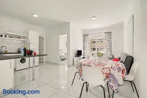 Wohnung mit Garten, Pool und Terrasse | Stadtblick | Ideal für Homeoffice - Image 1