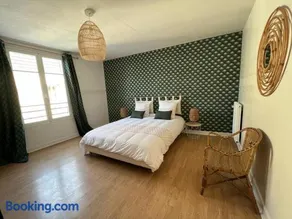 SPACIEUSE MAISON DE VILLE avec garage privé fermé - Image 1