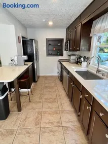 Beautiful Bungalow - Image 3
