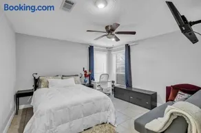 Charming Vacation Bungalow - Image 2
