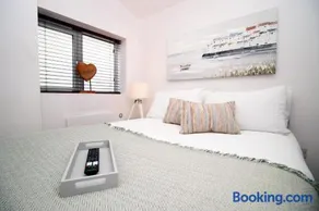 Coastal penarth dream! Close to Cardiff superb location near bars and restaurants! Dog friendly and welcome breakfast pack! - Image 3