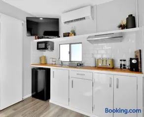 Diggers rest self contained tiny home with wifi - Image 4