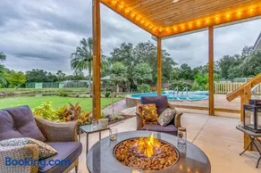 Tropical getaway Pool and tiki bar - Image 1