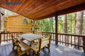 Friendly Home with Fast WiFi and Gas Fireplace - Image 1