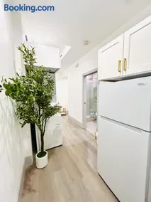 LA Modern Street View Glass Window 2BR - Image 3