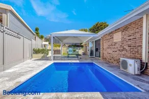 Coastal Poolside Retreat - Image 5