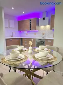 Luxury 2 bedroom Leeds City Apartment with Free parking & Jacuzzi bath - Image 1