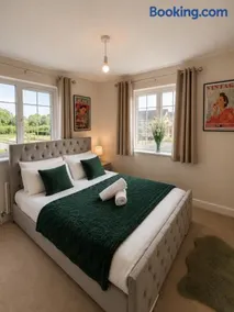 Elegant 4 Bedroom House Sleeps 8 Private Garden - Image 3