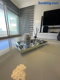 Luxury apartment with 3 pool views - Image 3