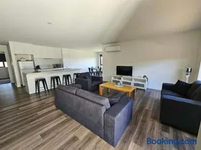 George Town Villa - Outdoor Alfresco - aircon FREE WIFI - Central location near MTB Trails - Image 4