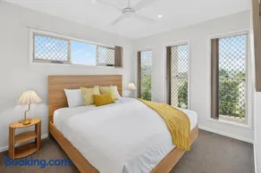 Spacious 4 Bedroom Home, for a Family of 8, Work friendly - Image 3