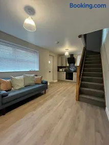 #105 The Old Bakery - Beautiful Cottage - 5 mins to Webb Ellis Rugby Museum - Sleeps 4 -" Perfect for Contractors and Small Families - Free Parking" - Image 5