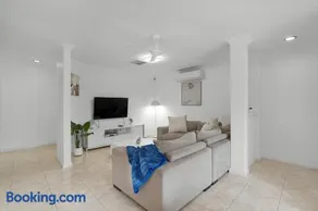 Walk to Vic Park Café Strip 3BR Close To CBD - Image 1