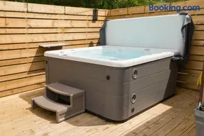 Millbury Lodge with hot tub in Devon - Image 5