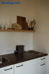 Modern Tiny House op rustig Watersportpark - Image 3