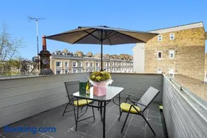 Bright & Airy Flat with Stunning Rooftop Views - Image 2