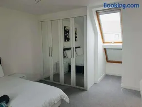 Coastal Escape-Walk to Beach-Family Hom-Sleeps 6 - Image 4