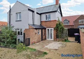 Charming 3-Bed Home in Quaint Lincolnshire Village - Image 1