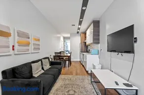 2 Queen Beds, TV's in Bedroom, Path to Manhattan - Image 1