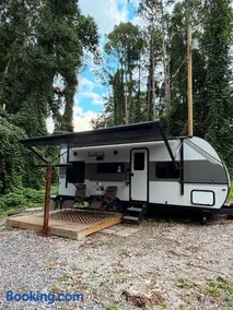 Cozy RV Retreat Fire Pit & Outdoor Cinema - Image 1