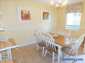 G2 great extra glassed in dining area 3bed 2 5 bath very nice glassed in porch close to clubhouse - Image 1