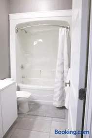 Bradford Place Main Level, 3BR Private Floor with Kitchen - Image 4