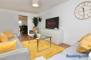 Canalview Villa - Family & Workers Nest, Free Driveway Parking, Superfast WiFi, Free Netflix, Large Private Garden - Image 2