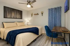 2BR King and Queen beds Games Stadium 6Flags Airport - Image 2