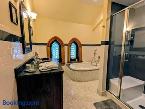 Gothic Heights Inn - Image 4