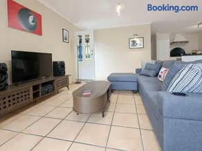 New Farm Escape Three Bedroom Home Free Parking - Image 1