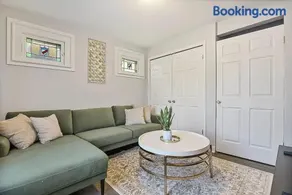 Modern 4BD 2BA Family Home - Image 5