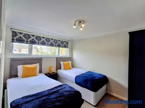 Modern townhouse with easy access to London - Image 2