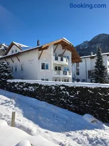 Agréable appartement de vacances avec terrasse et jardin | Vue jardin | Près des pistes de ski - Image 1