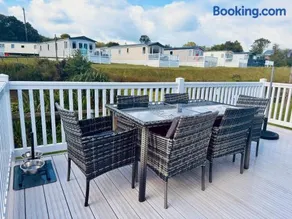 2 Bed Lodge Sleeps 6 - Holiday Park Parking Pets - Image 3