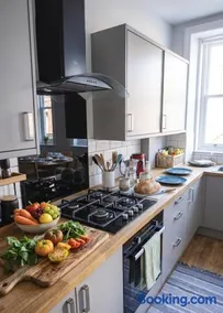 Spacious 6BR, Sleeps 12, Prime Location, Parking Free - Image 5