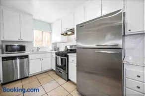 Elegant Beachside 2 Bed 2 Bath - Image 4