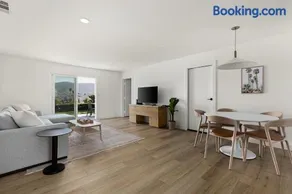 Modern Escape w Mountain Views, Walk to Lake, Golf, Resort, Dining - Image 2